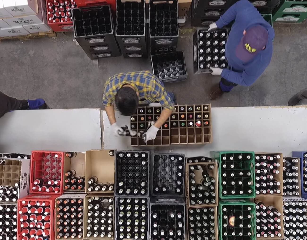 Produktion der Bier-Adventkalender aus der Vogelperspektive