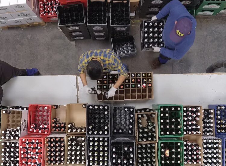 Produktion der Bier-Adventkalender aus der Vogelperspektive