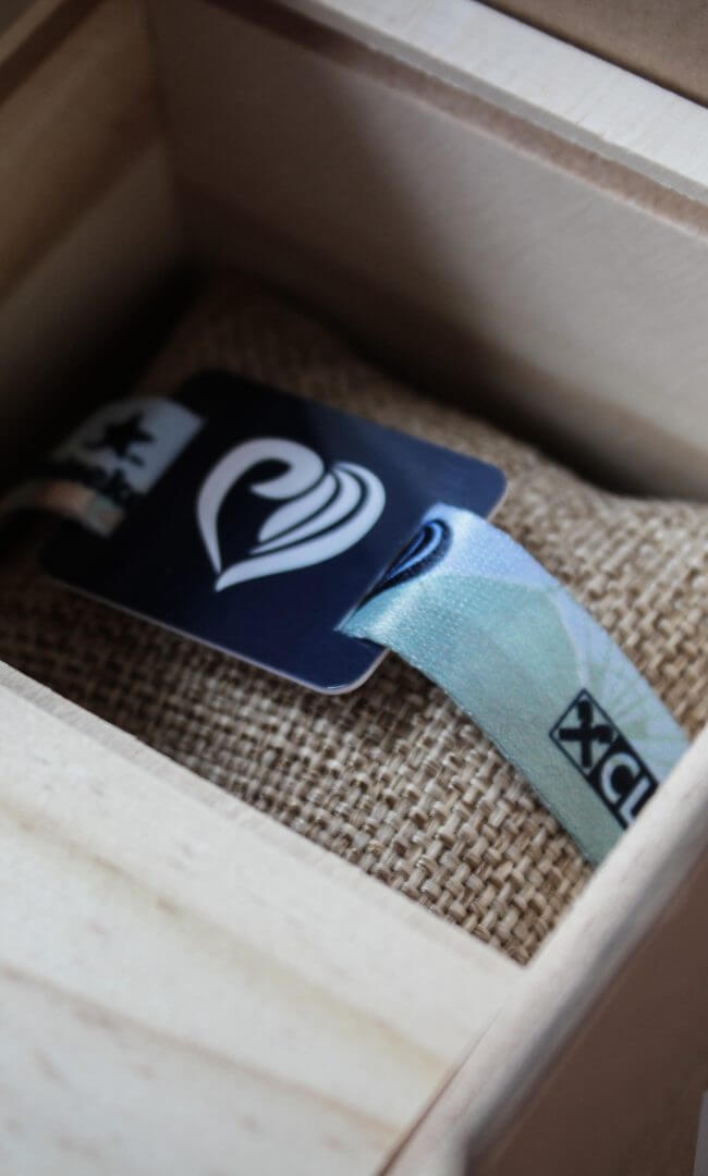 Electric Love Festival Armbänder in der fertigen Holzkiste