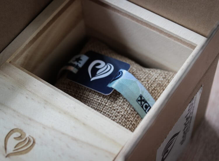 Electric Love Festival Armbänder in der fertigen Holzkiste