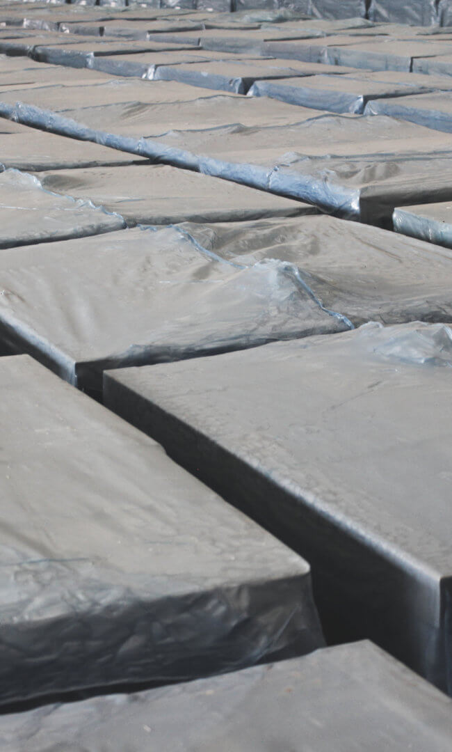 Verpackte und auf Paletten gelagerte Fliesen